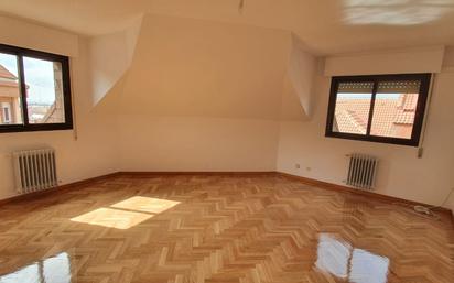 Attic to rent in Estación