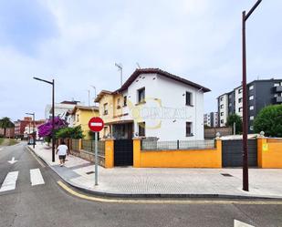 Vista exterior de Casa o xalet en venda en Gijón  amb Terrassa i Balcó