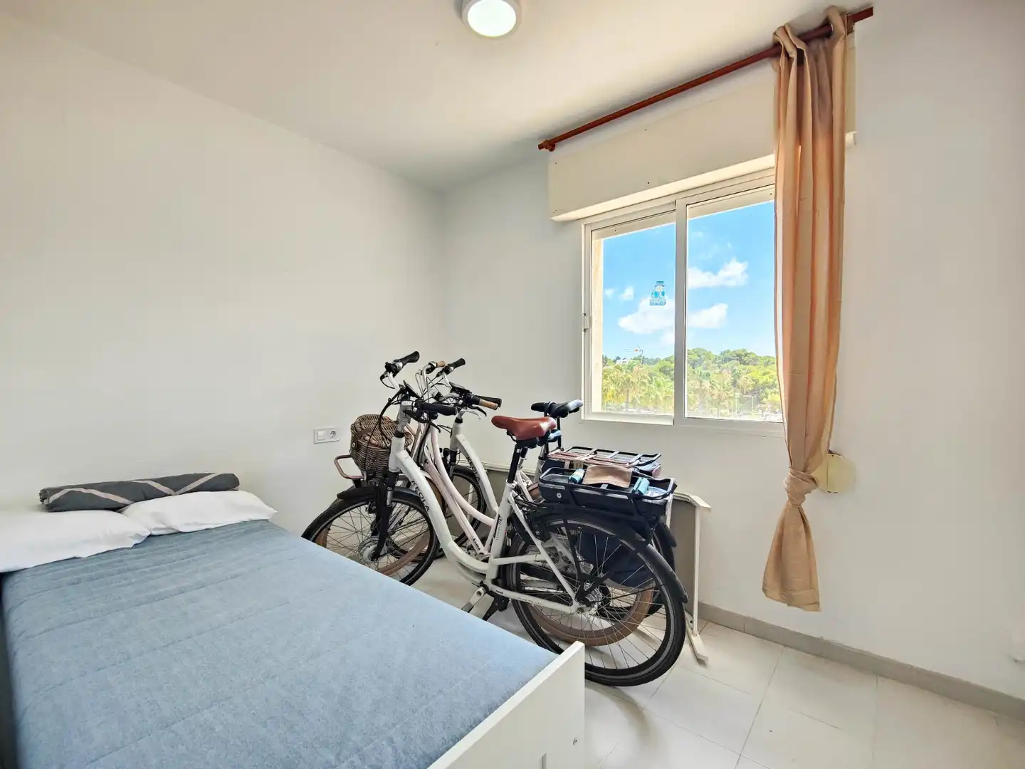 Schlafzimmer von Einfamilien-Reihenhaus zum Verkauf in Torrevieja mit Klimaanlage, Privatgarten und Terrasse