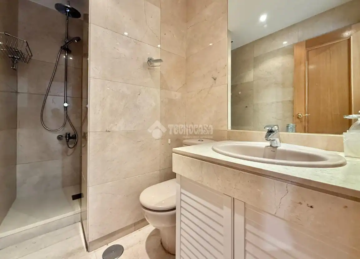 Bathroom of Flat for sale in Madrid  with Air Conditioner, Heating and Storage room