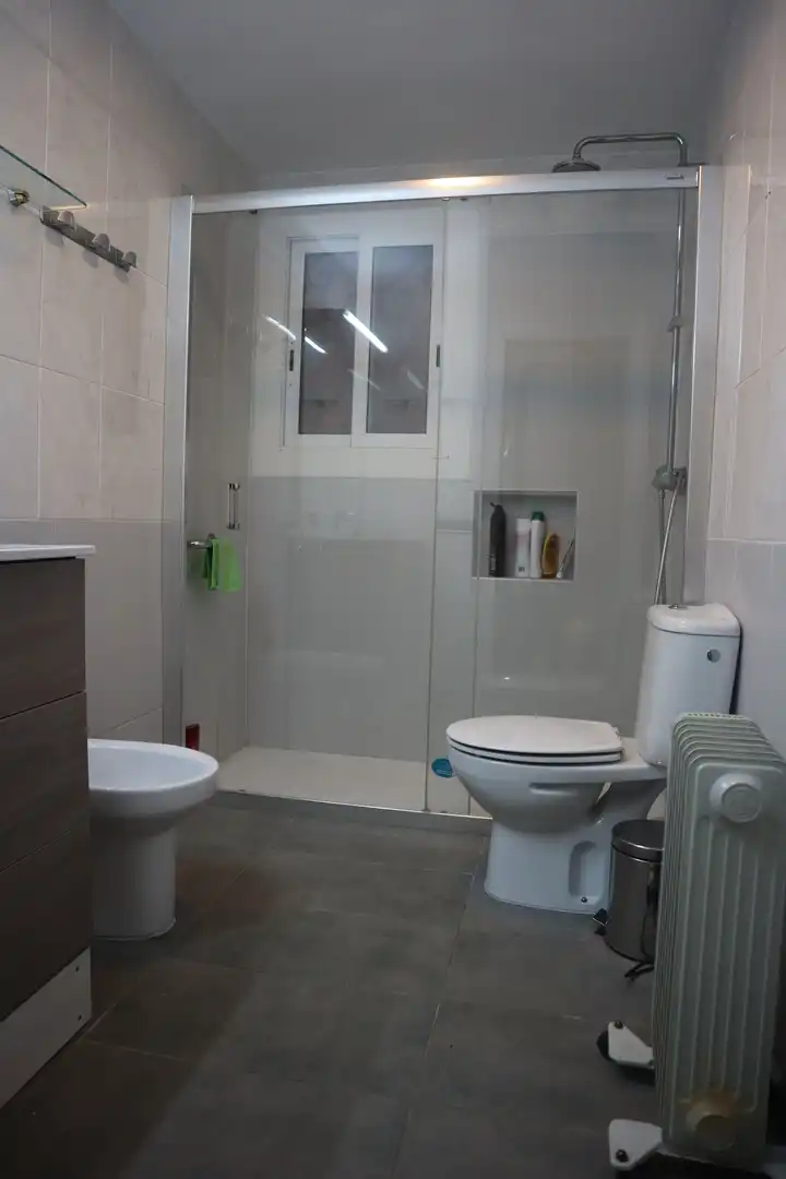 Badezimmer von Einfamilien-Reihenhaus zum Verkauf in Tossa de Mar mit Klimaanlage, Privatgarten und Terrasse