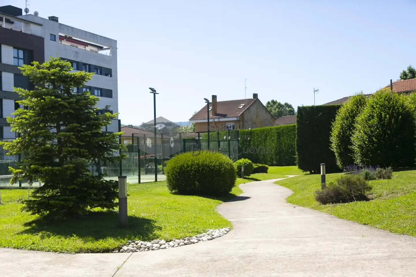 Außenansicht von Erdgeschoss zum Verkauf in Oviedo  mit Heizung, Privatgarten und Parkett