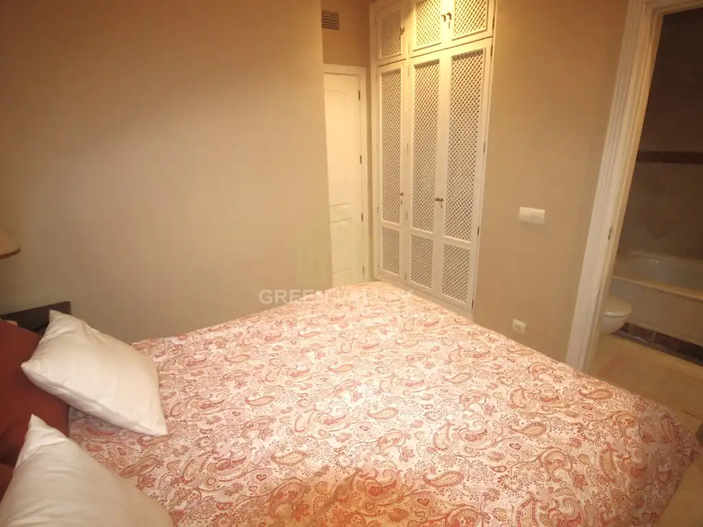 Schlafzimmer von Wohnung zum Verkauf in Marbella mit Klimaanlage, Privatgarten und Terrasse