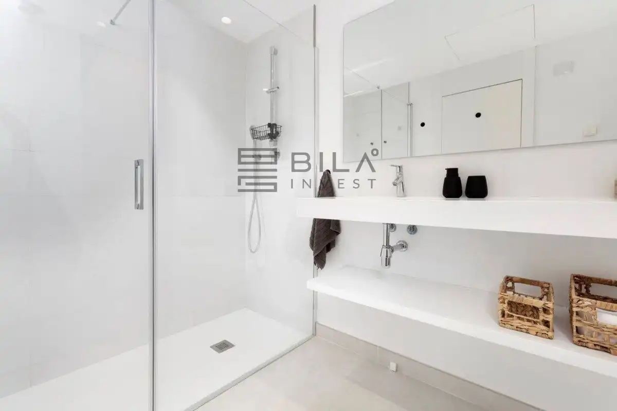 Bathroom of Flat for sale in Fuengirola  with Air Conditioner, Terrace and Storage room
