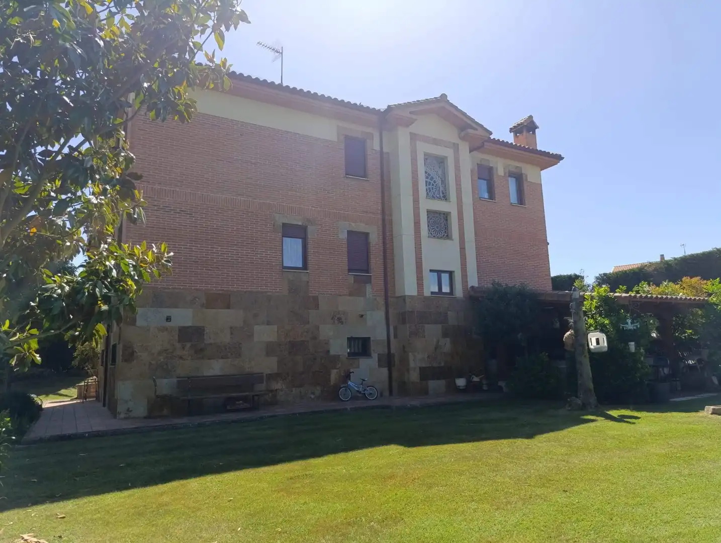Vista exterior de Casa o chalet en venta en San Andrés del Rabanedo con Calefacción, Jardín privado y Terraza