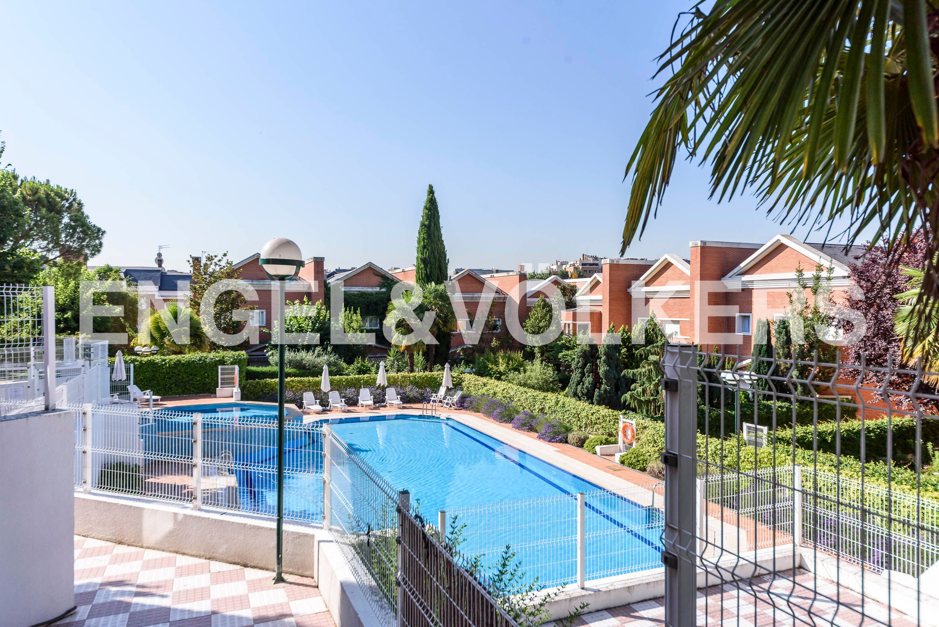 Vista exterior de Casa o xalet en venda en  Madrid Capital amb Aire condicionat, Calefacció i Jardí privat