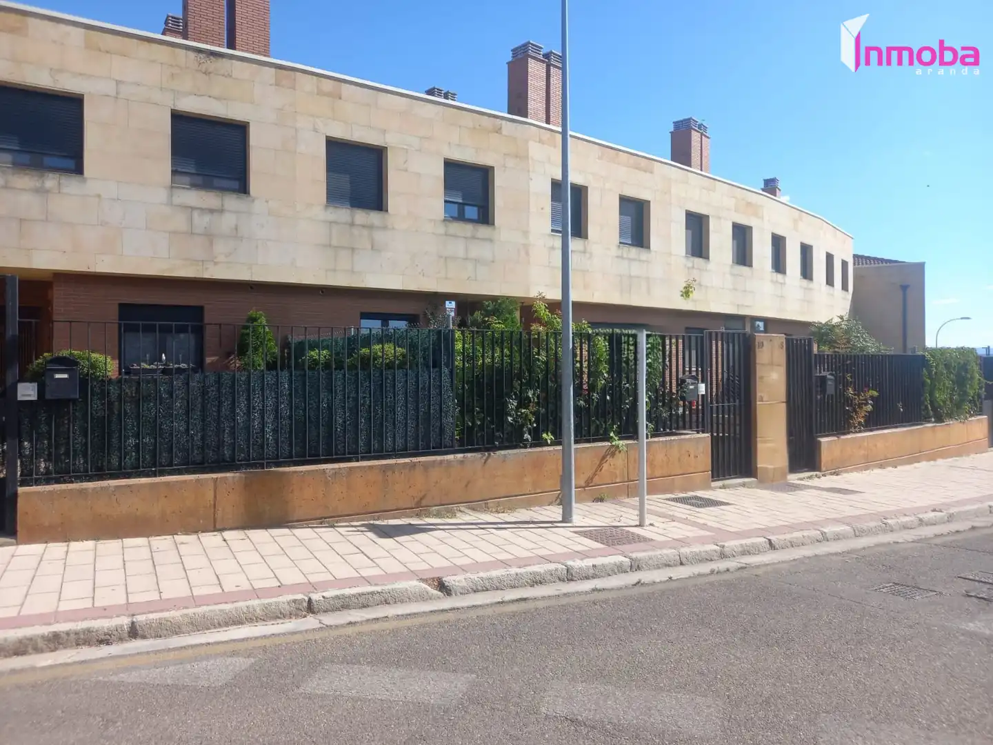 Vista exterior de Casa o xalet en venda en Aranda de Duero amb Calefacció, Jardí privat i Parquet