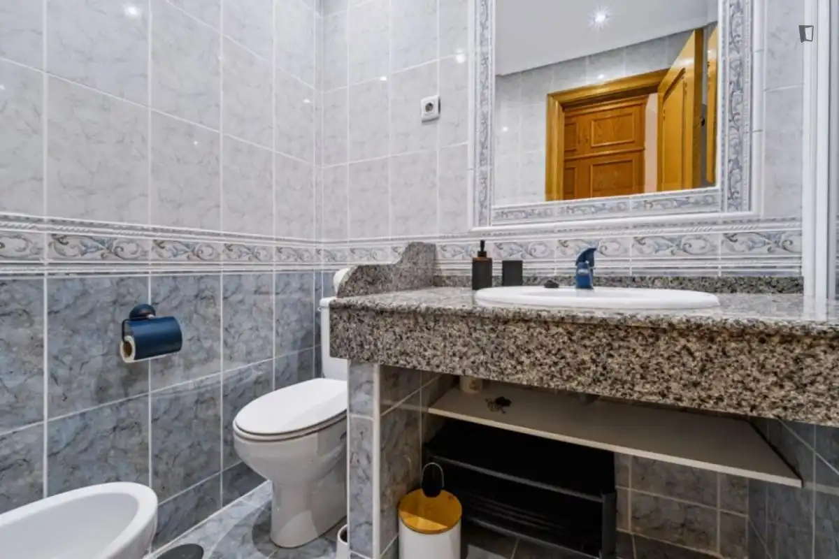 Baño de Casa o chalet para compartir en Madrid con Calefacción, Amueblado y Horno