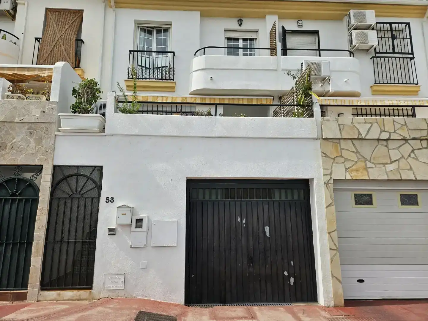 Vista exterior de Casa adosada en venda en Benalmádena amb Aire condicionat, Piscina i Balcó