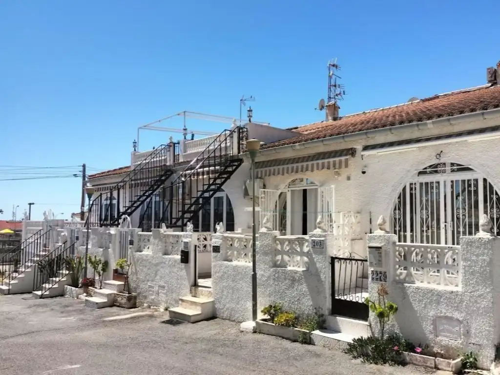 Vista exterior de Casa o xalet en venda en Torrevieja amb Aire condicionat, Moblat i Forn