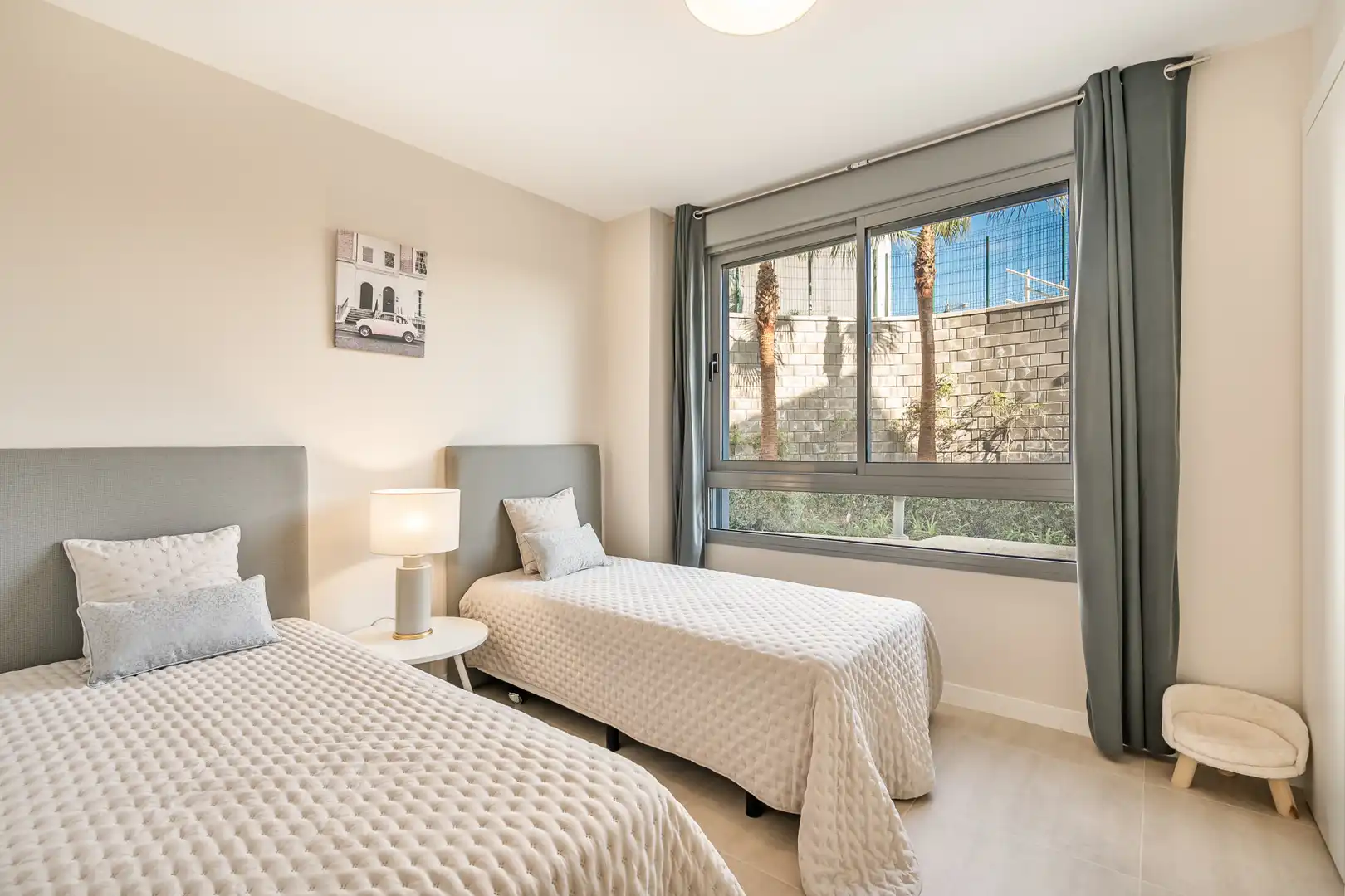 Schlafzimmer von Erdgeschoss zum Verkauf in Estepona mit Klimaanlage, Terrasse und Schwimmbad