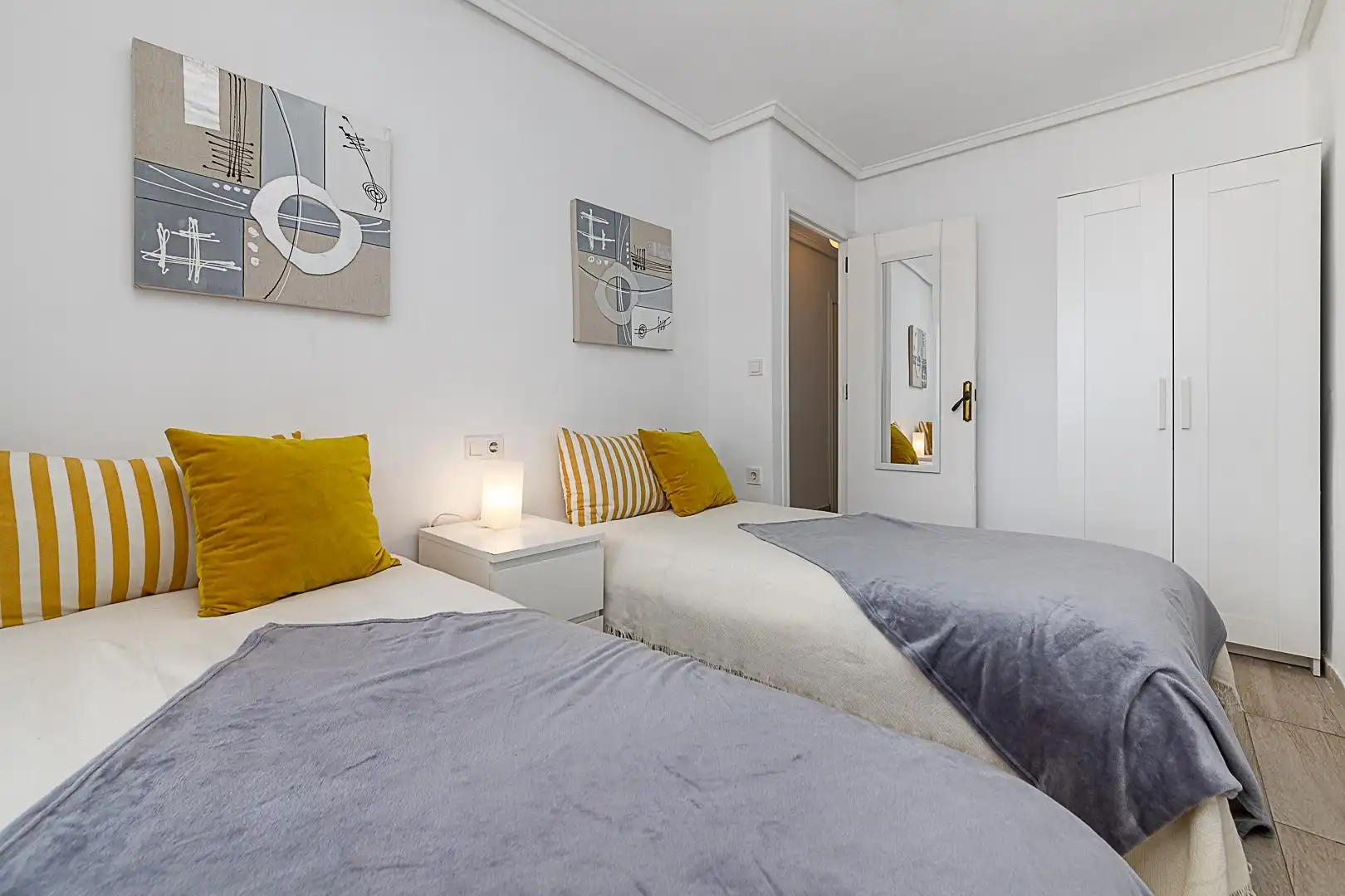 Schlafzimmer von Wohnungen zur Miete in Torrevieja mit Klimaanlage, Terrasse und Möbliert