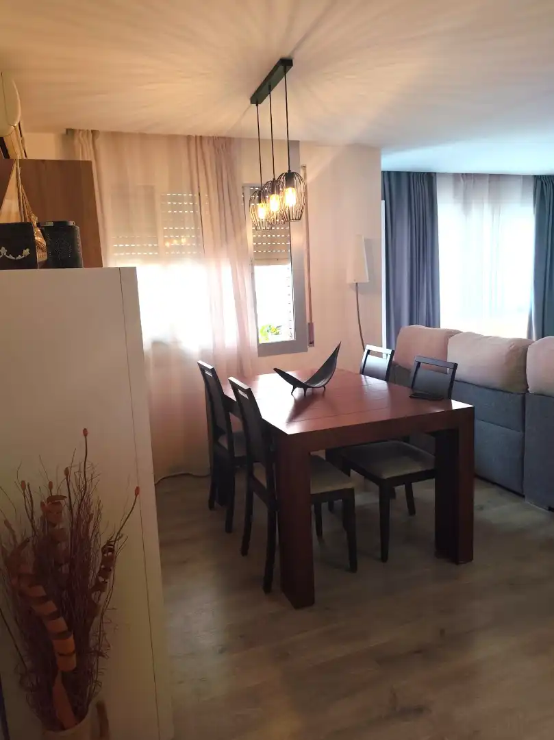 Menjador de Pis en venda en L'Hospitalet de Llobregat amb Aire condicionat, Parquet i Moblat