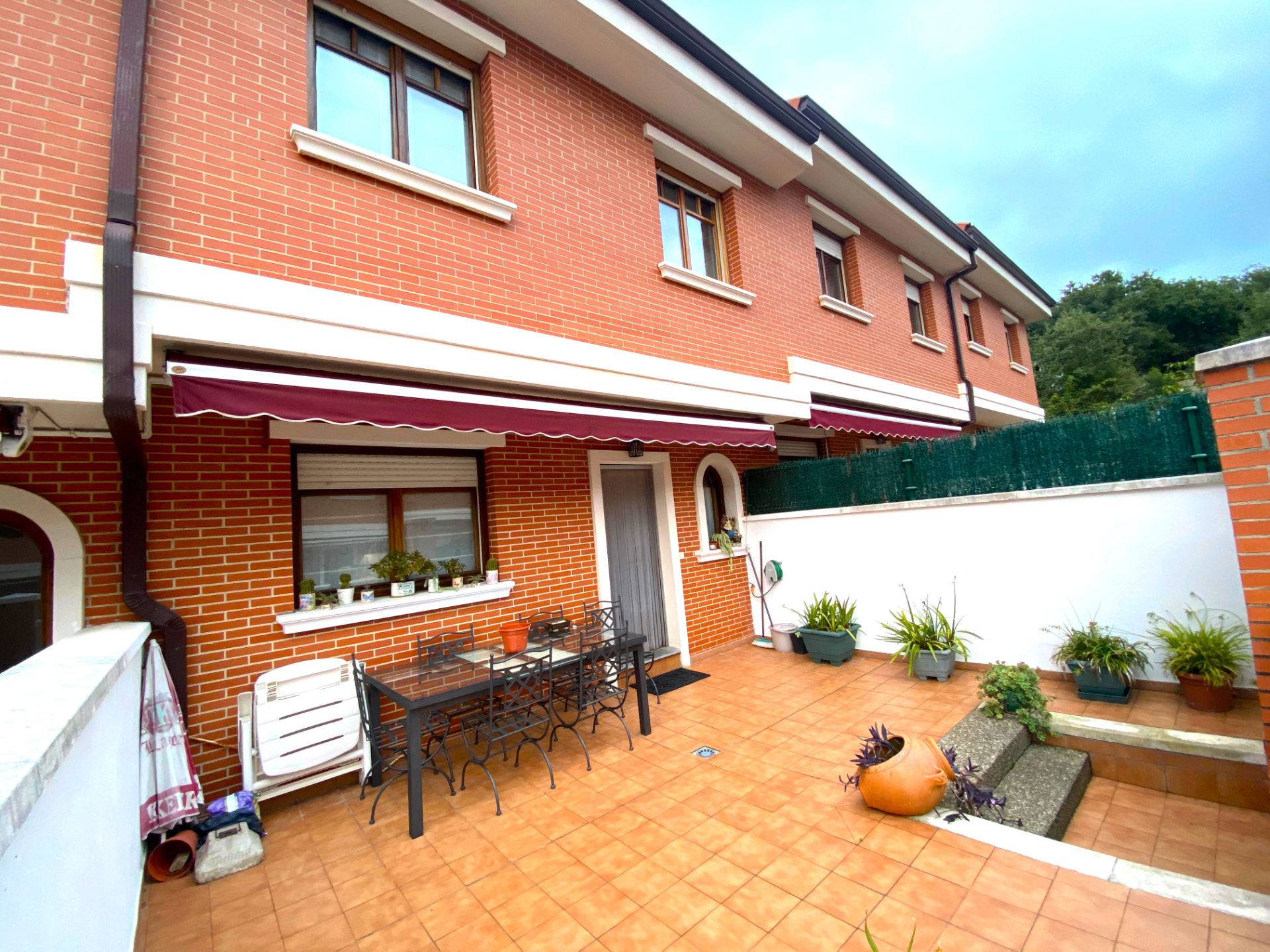 Vista exterior de Casa adosada en venta en Castro-Urdiales con Calefacción, Terraza y Trastero