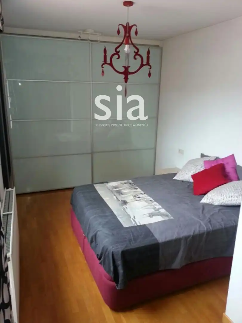 Schlafzimmer von Dachboden zum Verkauf in Vitoria - Gasteiz mit Heizung, Terrasse und Abstellraum