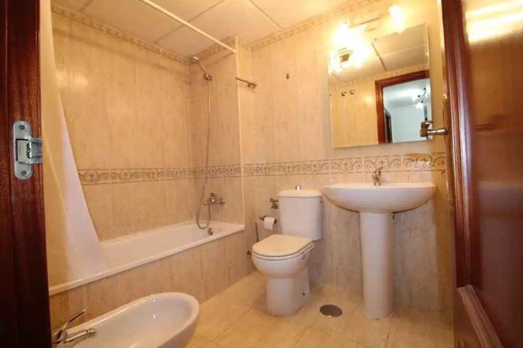 Baño de Piso en venta en Benalmádena con Aire acondicionado, Terraza y Amueblado