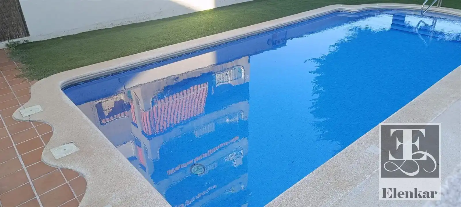 Flat with pool for sale in Barcelona