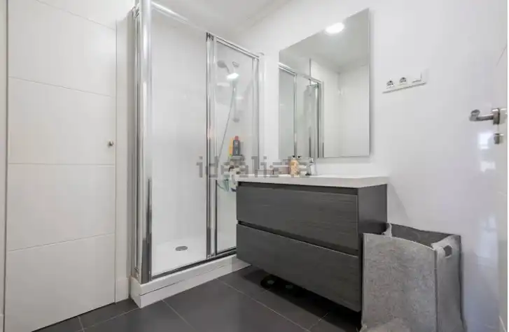 Bathroom of Flat for rent in Madrid  with Air Conditioner, Heating and Parquet flooring