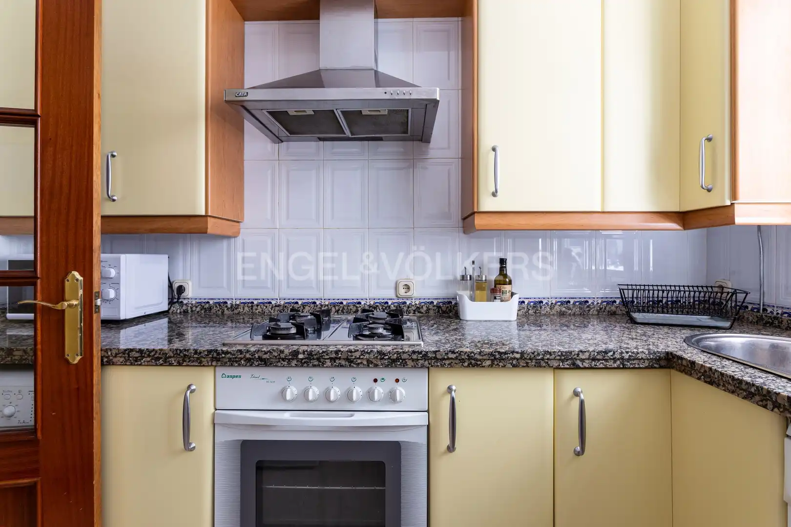 Cuina de Apartament de lloguer en Sevilla amb Aire condicionat, Calefacció i Moblat