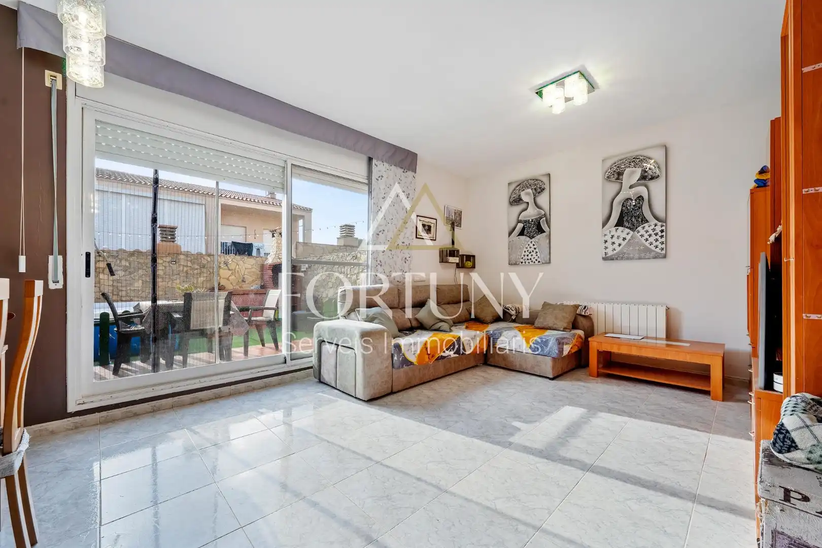 Sala de estar de Casa o chalet en venta en Pira con Aire acondicionado, Calefacción y Jardín privado