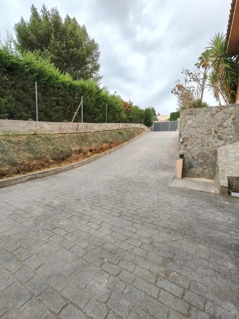 Aparcament de Casa o xalet en venda en Sabadell amb Aire condicionat, Calefacció i Jardí privat