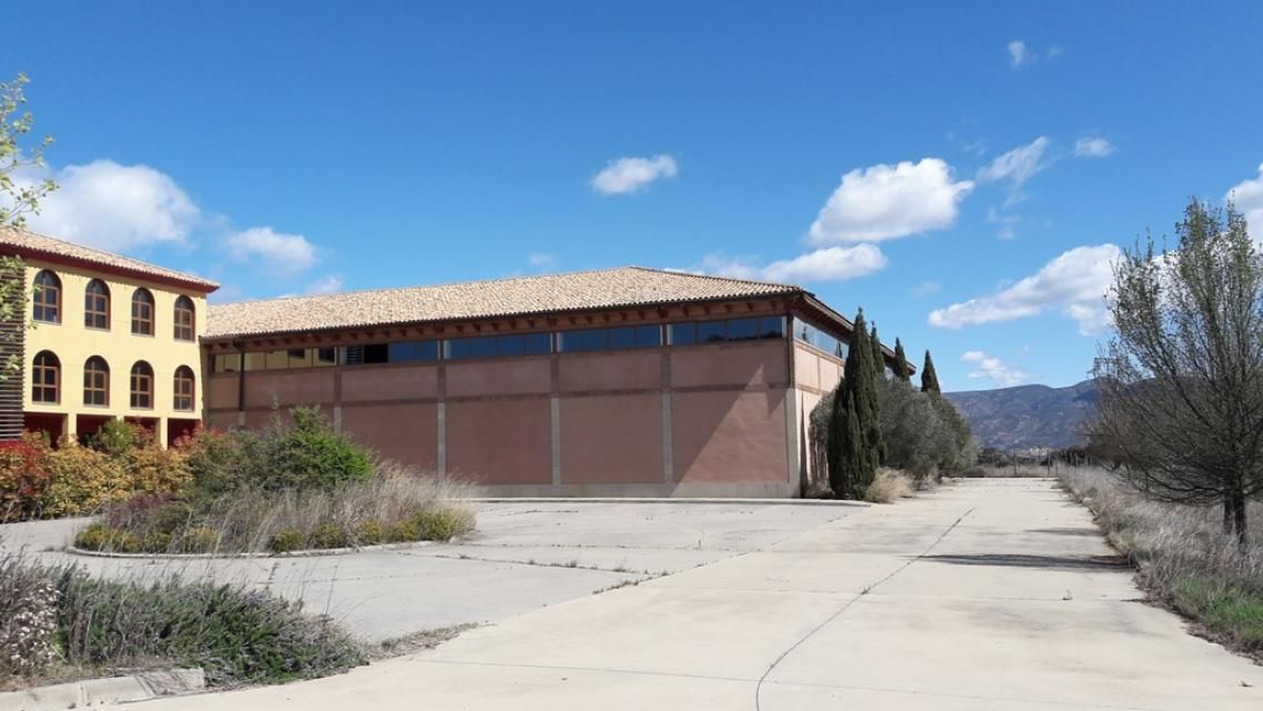 Vista exterior de Nau industrial en venda en Barbastro
