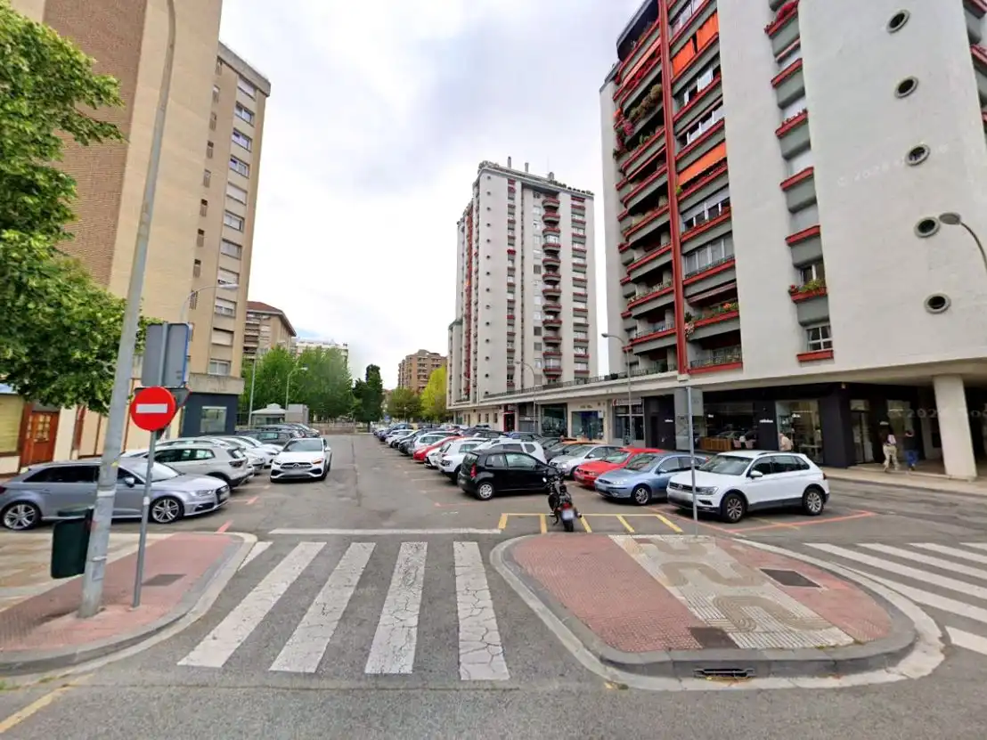 Vista exterior de Local de alquiler en  Pamplona / Iruña