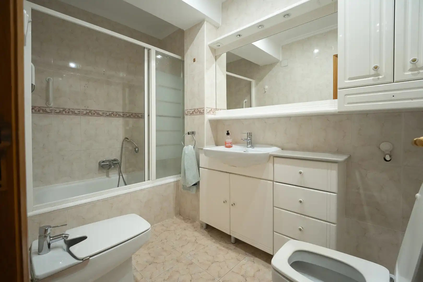Badezimmer von Wohnung zum Verkauf in Valencia mit Klimaanlage, Privatgarten und Abstellraum