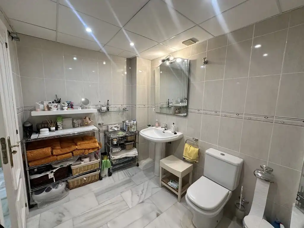 Badezimmer von Erdgeschoss zum Verkauf in Mijas mit Klimaanlage, Terrasse und Möbliert