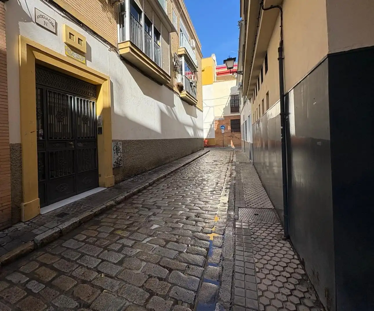 Exterior view of Flat for sale in Sevilla  with Air Conditioner, Terrace and Storage room