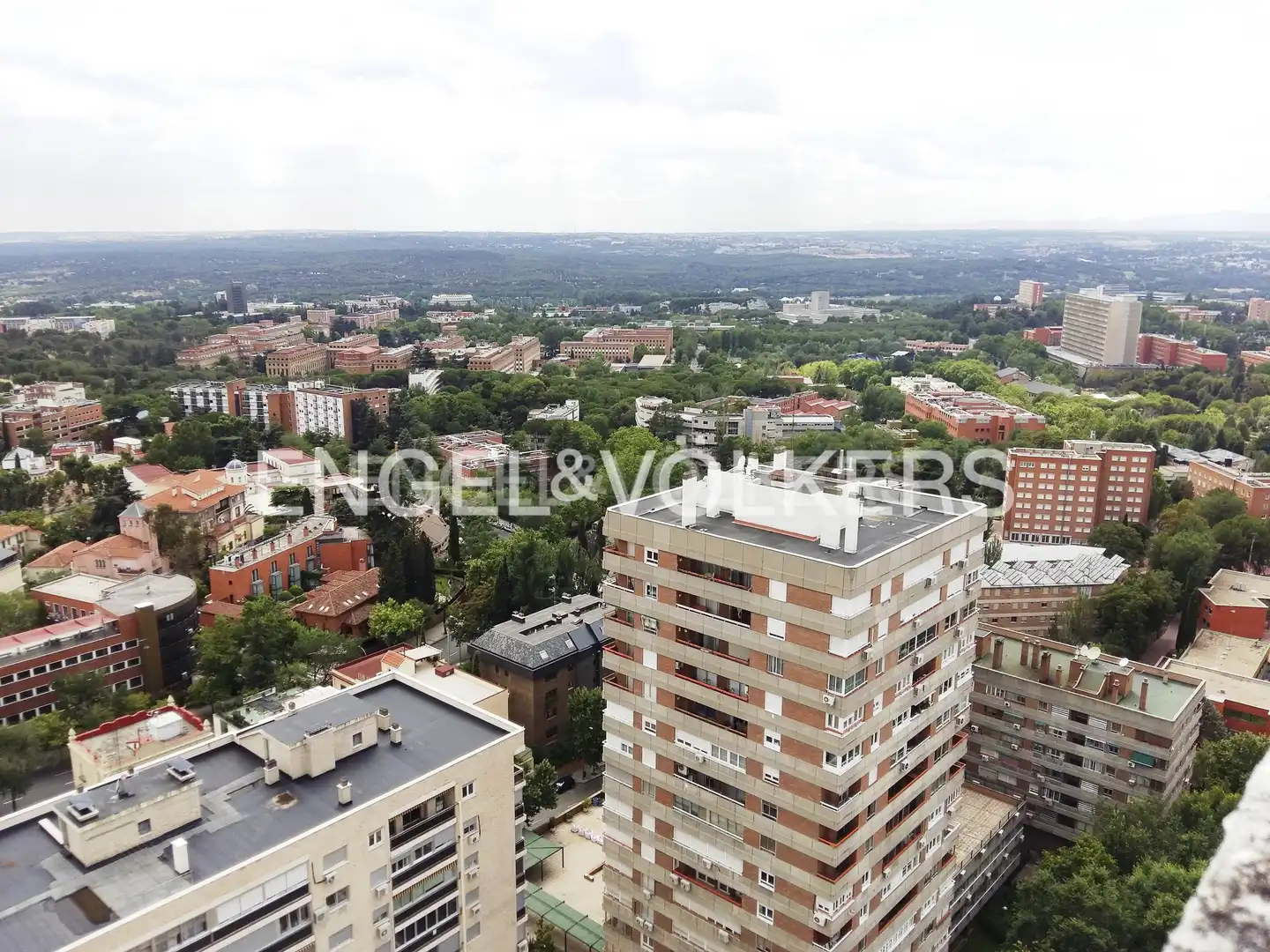 Vista exterior de Piso de alquiler en Madrid con Calefacción, Terraza y Piscina