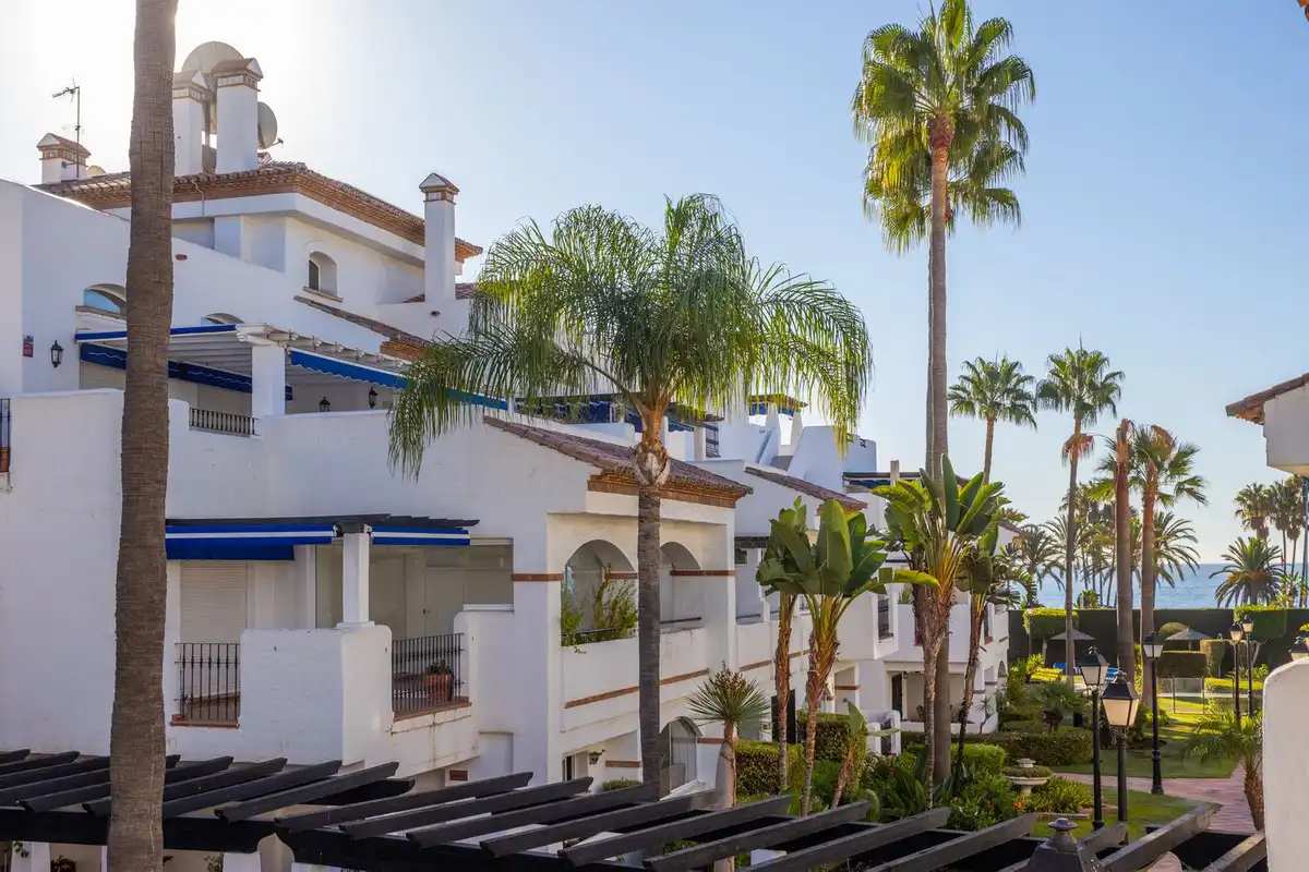 Außenansicht von Wohnung zum Verkauf in Marbella mit Klimaanlage, Privatgarten und Terrasse