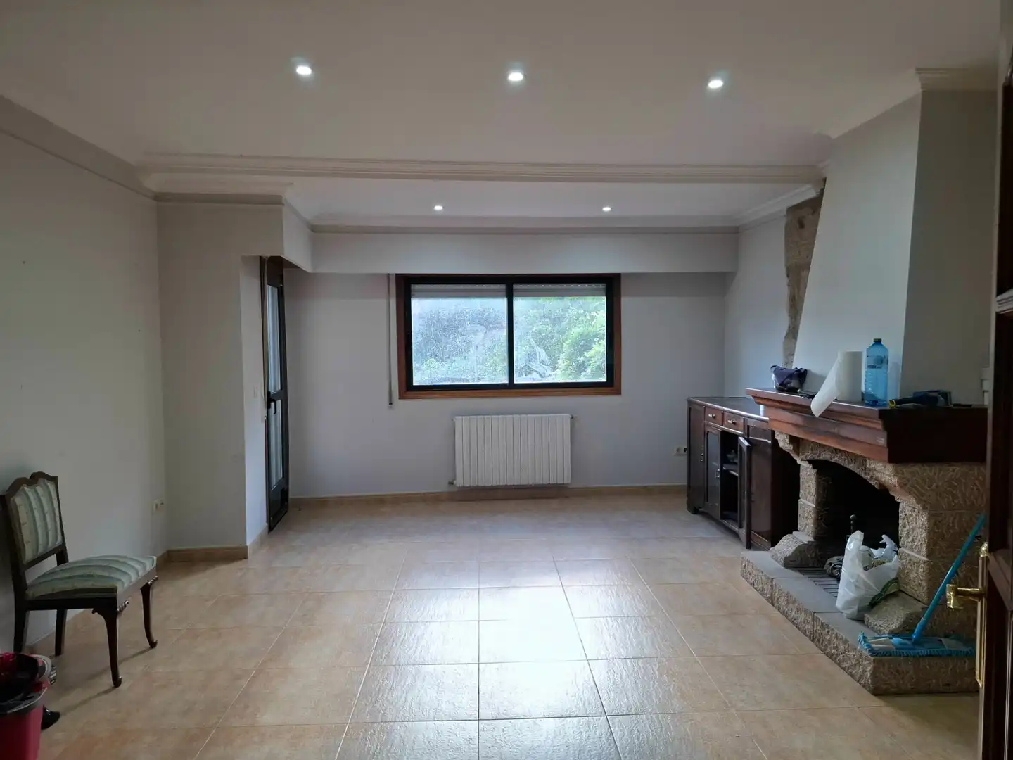 Sala d'estar de Casa adosada en venda en Ourense Capital  amb Calefacció, Jardí privat i Terrassa