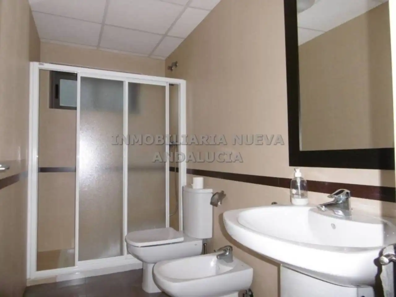 Baño de Piso de alquiler en Almería con Aire acondicionado, Parquet y Amueblado