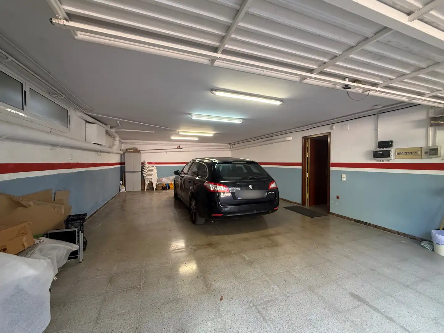 Parkplatz von Haus zum Verkauf in Begues mit Heizung, Privatgarten und Terrasse