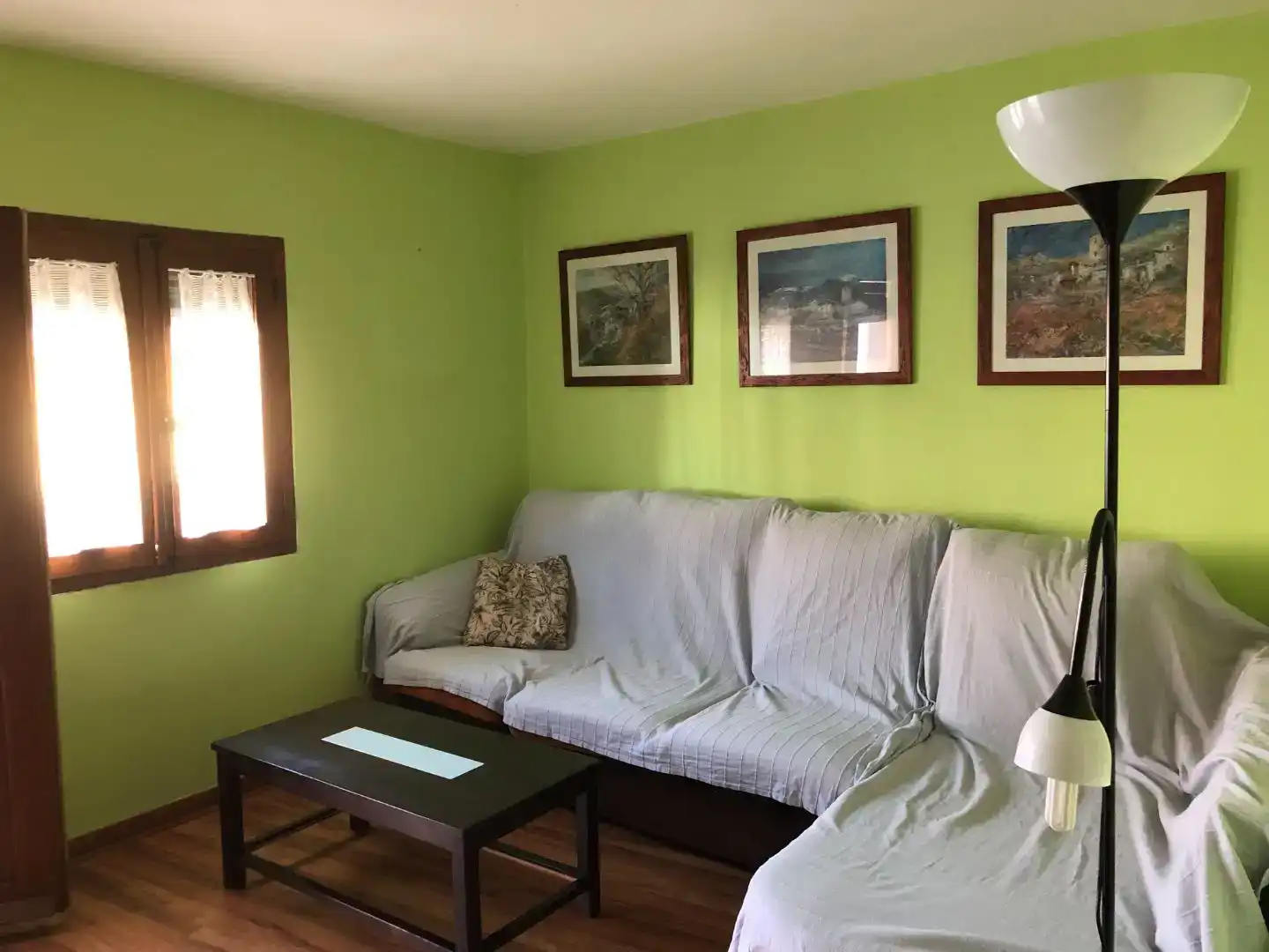 Sala d'estar de Apartament de lloguer en Hervás amb Aire condicionat, Parquet i Moblat