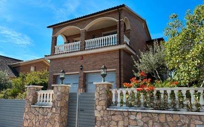 Vista exterior de Casa o xalet en venda en Sant Esteve Sesrovires amb Terrassa