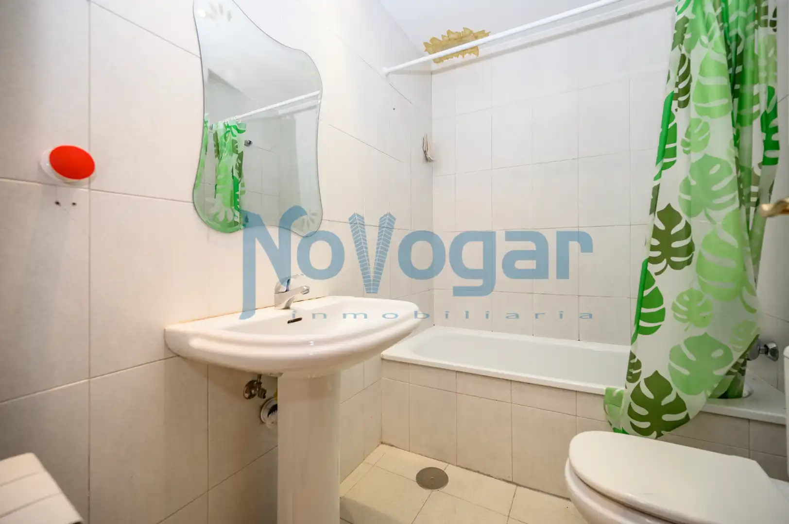 Bathroom of Flat for sale in Madrid  with Air Conditioner, Heating and Community pool