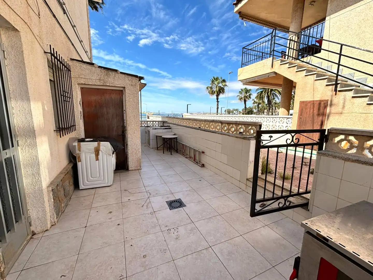 Terrasse von Einfamilien-Reihenhaus zum Verkauf in Los Alcázares mit Klimaanlage und Privatgarten
