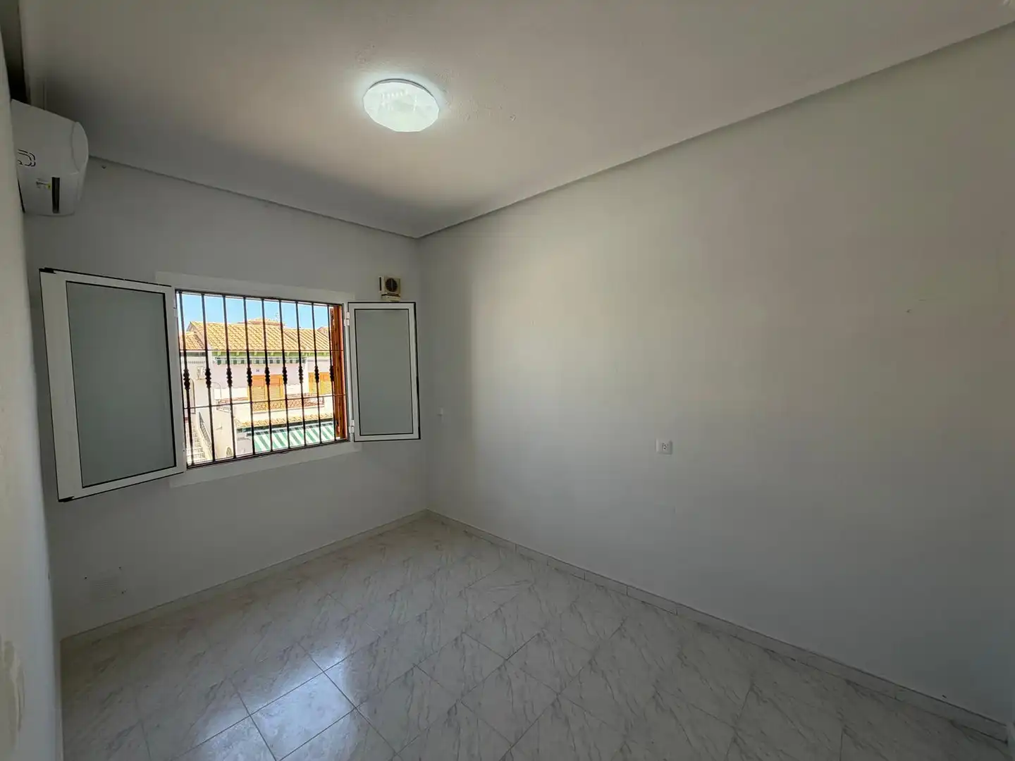 Flat for sale in Torrevieja  with Air Conditioner, Terrace and Community pool