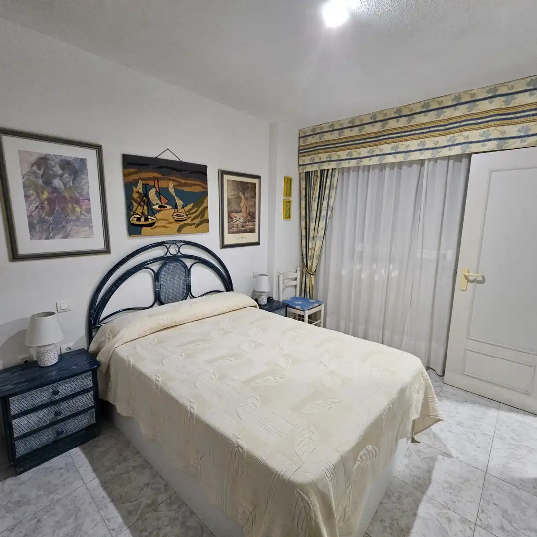 Dormitori de Apartament de lloguer en La Manga del Mar Menor amb Aire condicionat, Moblat i Balcó