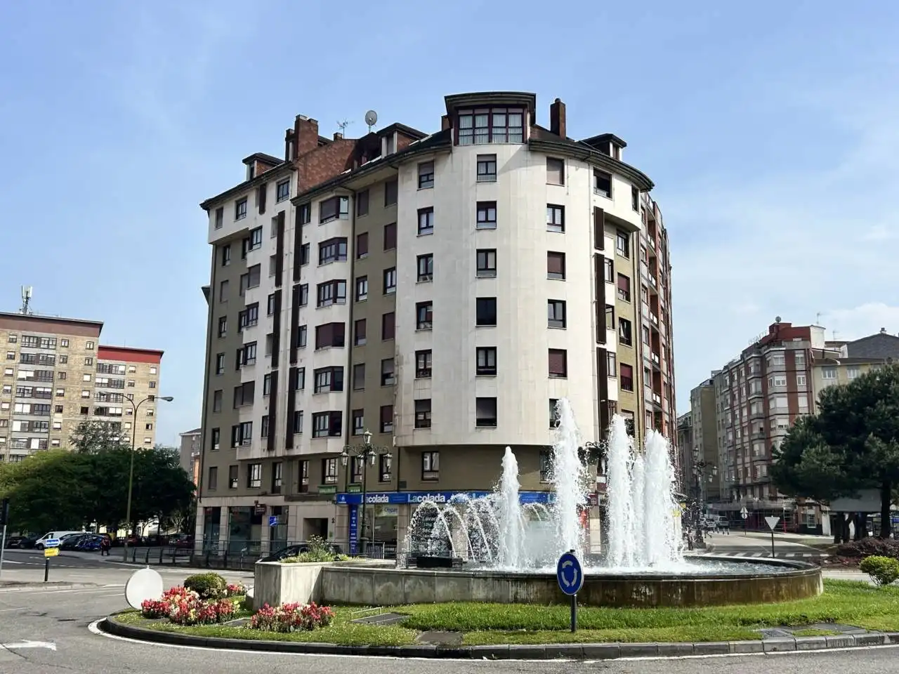 Vista exterior de Piso en venta en Oviedo  con Calefacción, Parquet y Trastero