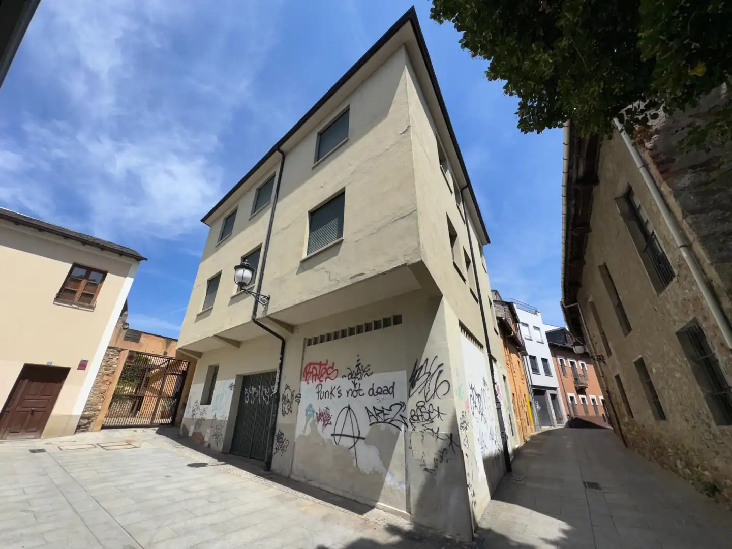Vista exterior de Edifici en venda en Ponferrada