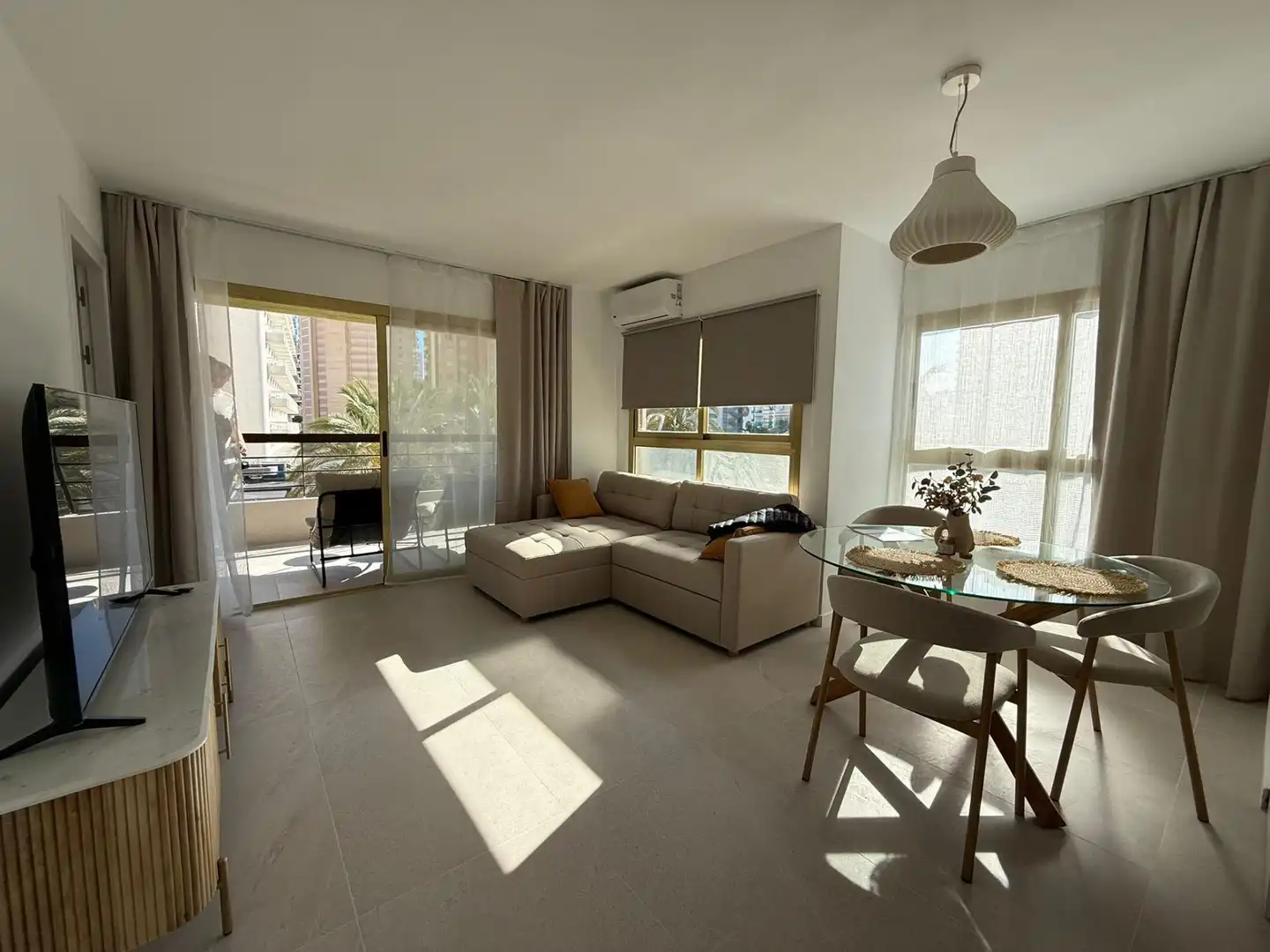 Sala de estar de Apartamento en venta en Benidorm con Aire acondicionado, Terraza y Amueblado