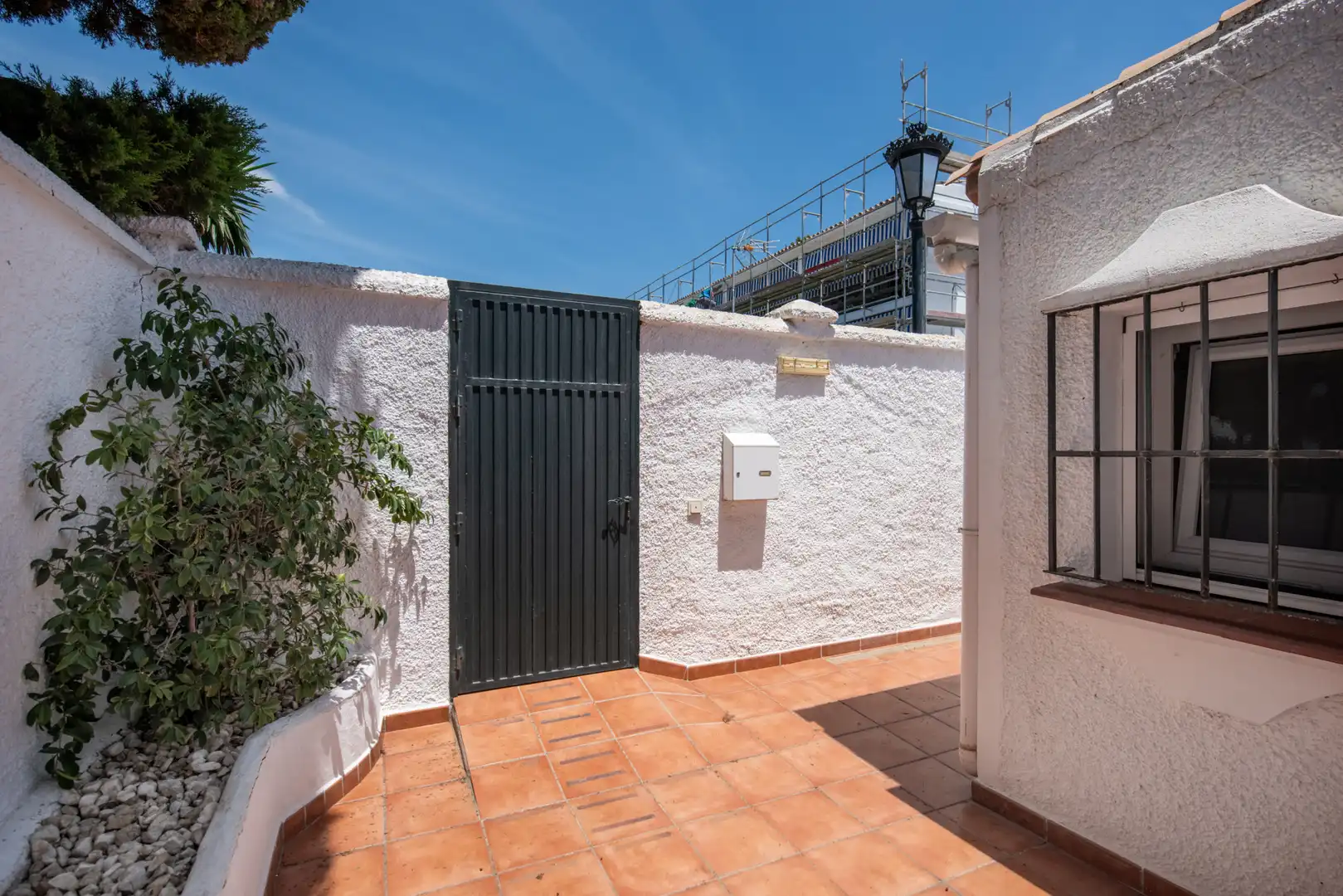 Vista exterior de Casa adosada en venda en Marbella amb Aire condicionat, Terrassa i Piscina