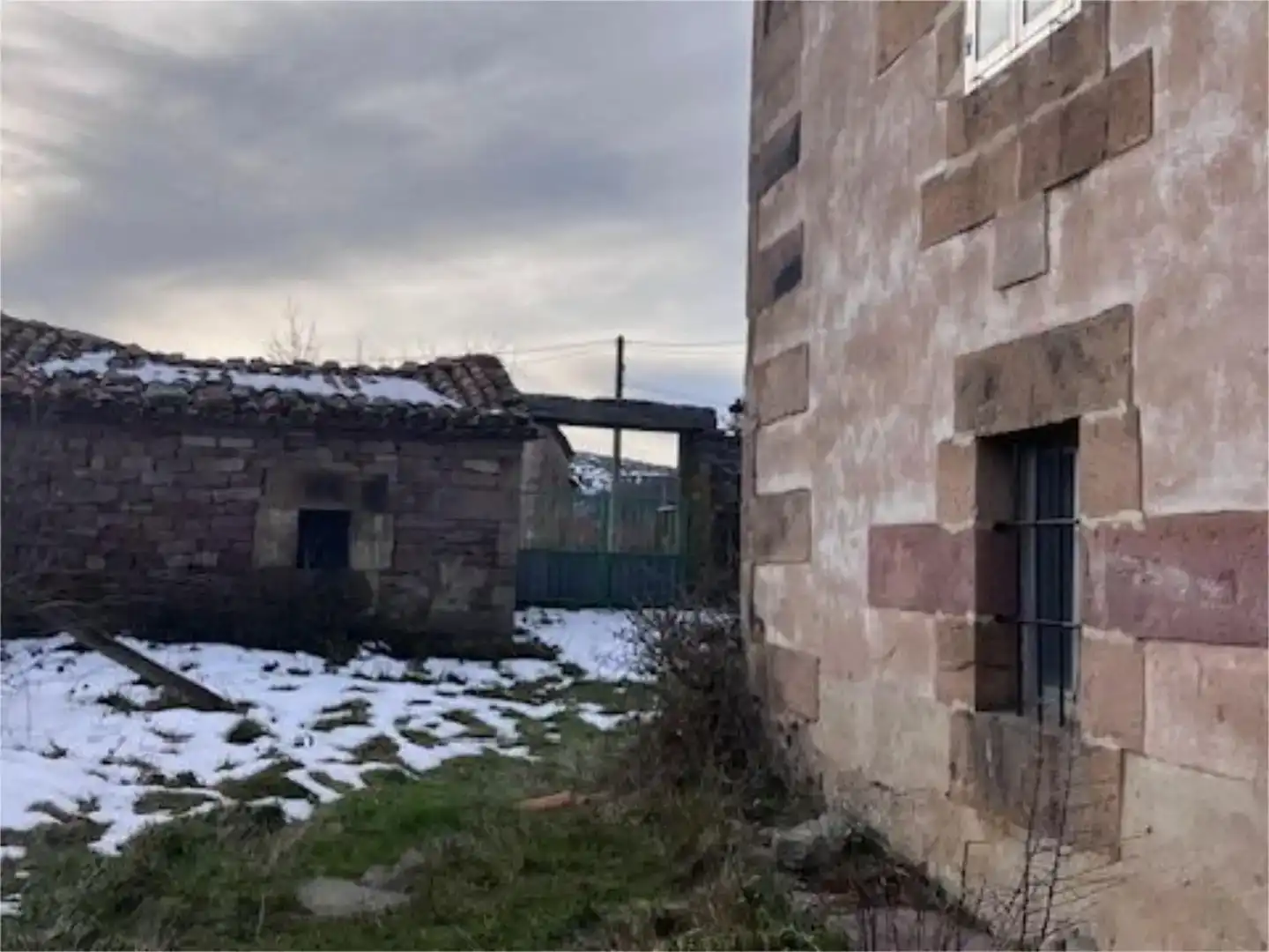 Vista exterior de Casa adosada en venda en Brañosera amb Jardí privat