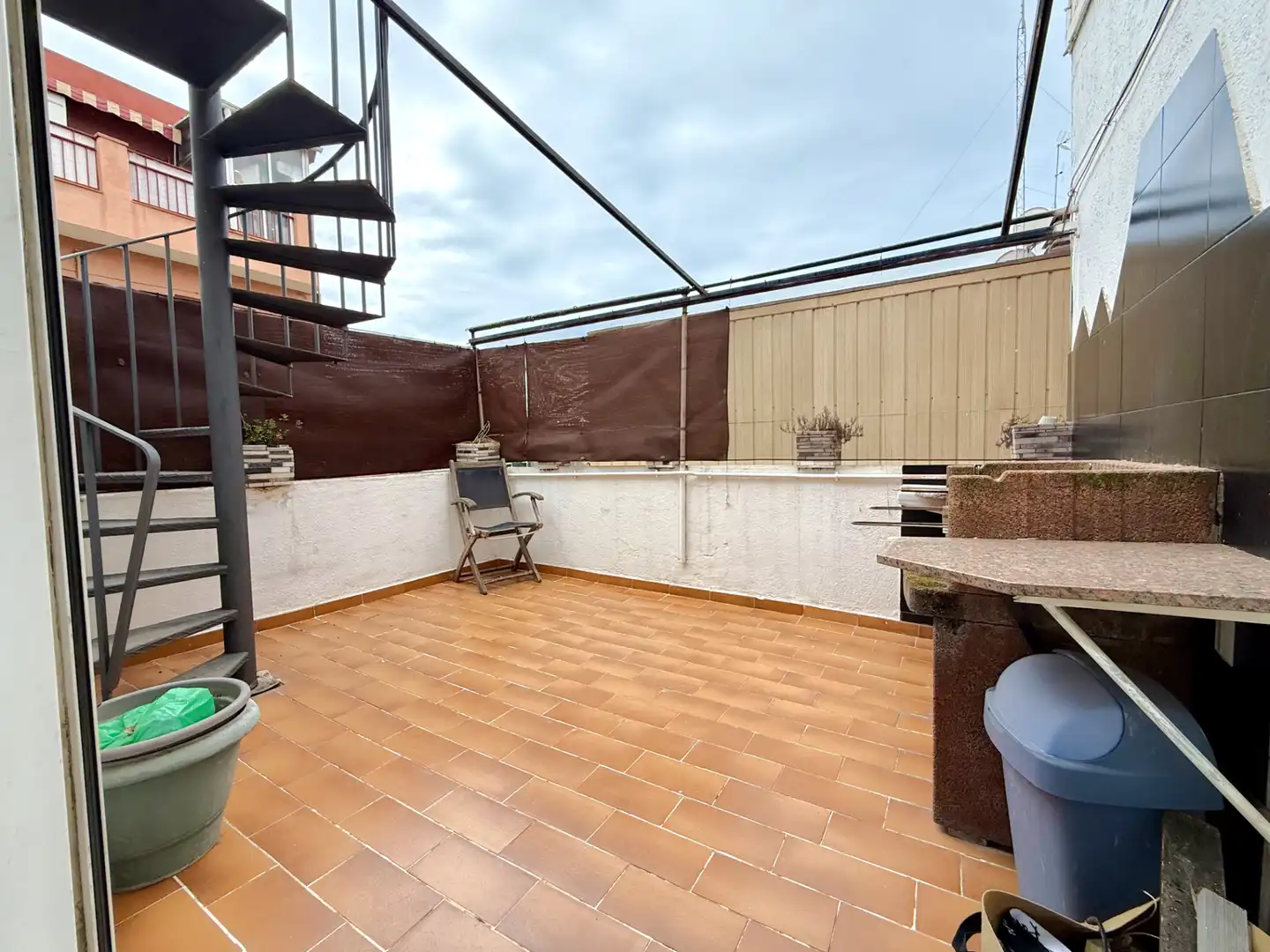Terrasse von Einfamilien-Reihenhaus zum Verkauf in Badalona mit Klimaanlage, Heizung und Terrasse