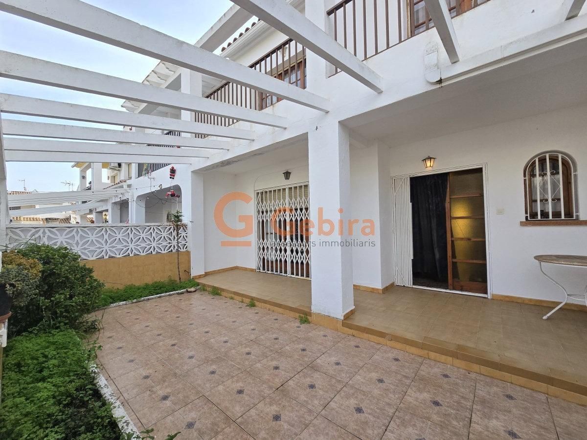 Vista exterior de Casa adosada en venda en Cunit amb Terrassa