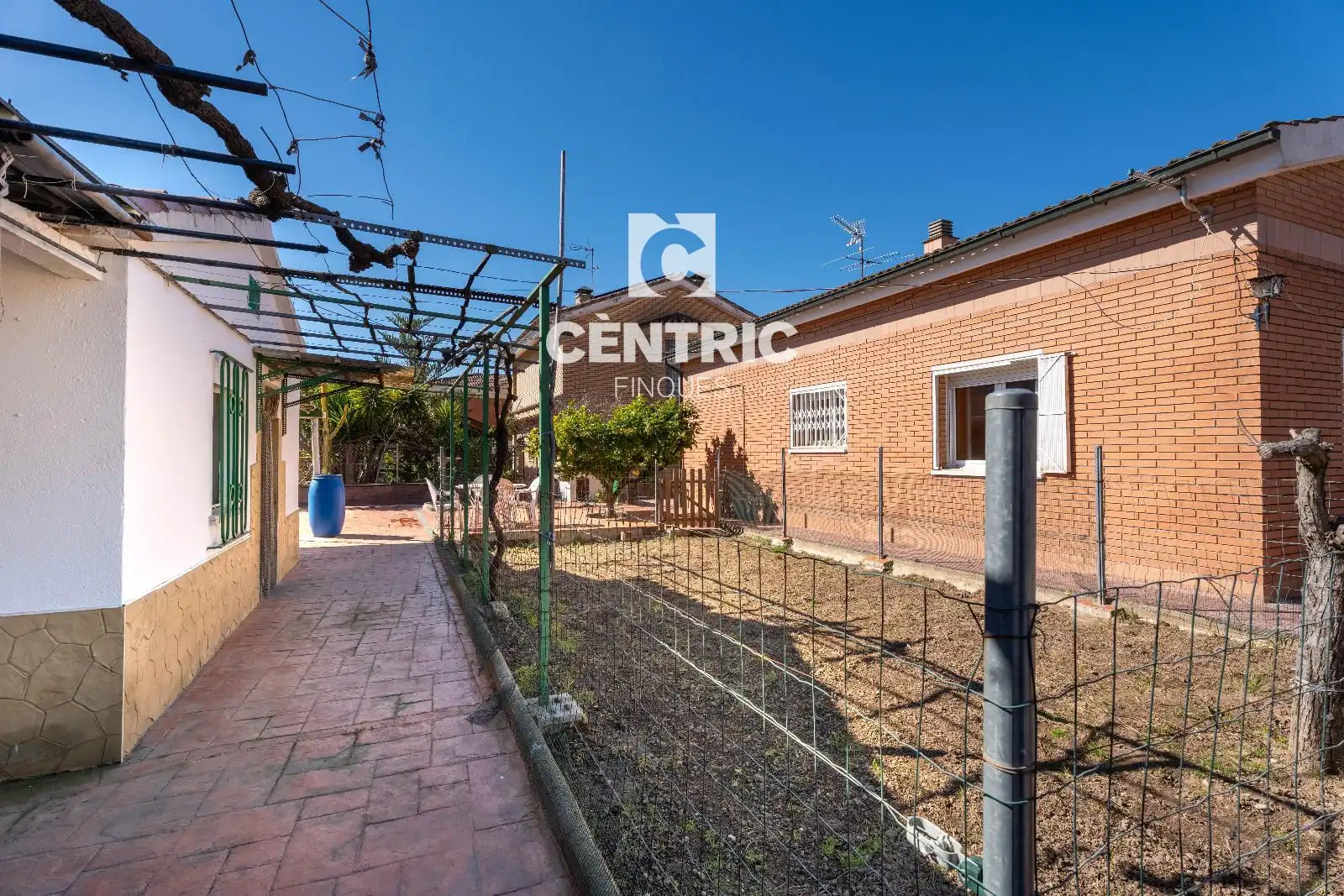 Vista exterior de Casa o chalet en venta en Rubí con Calefacción