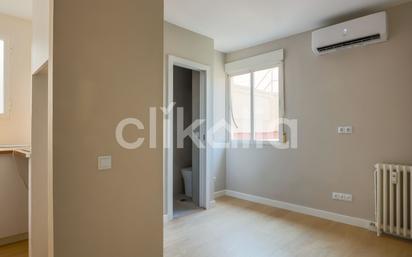 Bedroom of Flat for sale in  Madrid Capital  with Air Conditioner